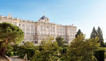 Just a few steps away from the main landmarks such as the Royal Palace, Plaza Mayor, Puerta del Sol, Gran VÃa and much more